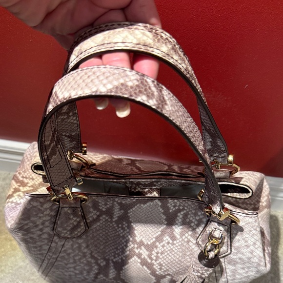 Elegant Snake Print Handbag - Picture 3 of 7